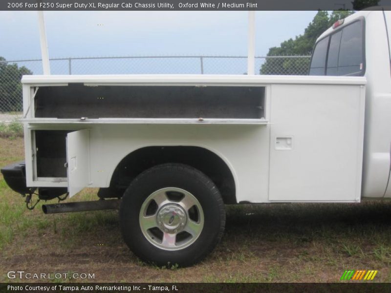 Oxford White / Medium Flint 2006 Ford F250 Super Duty XL Regular Cab Chassis Utility