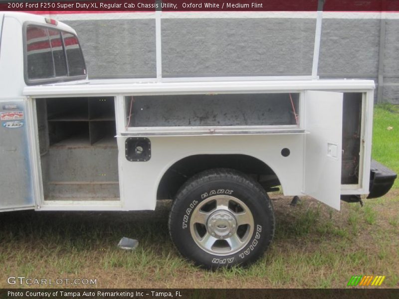 Oxford White / Medium Flint 2006 Ford F250 Super Duty XL Regular Cab Chassis Utility