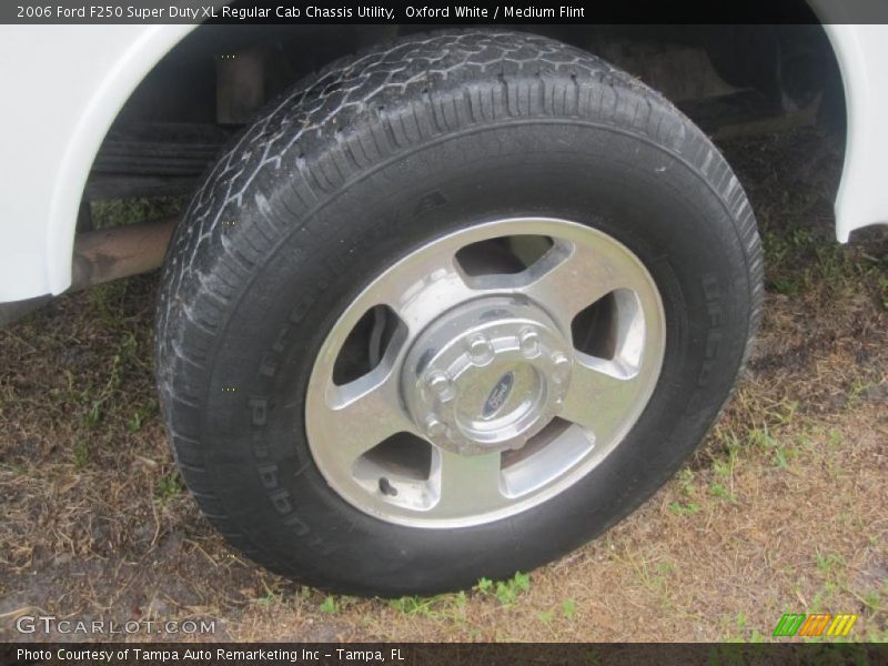 Oxford White / Medium Flint 2006 Ford F250 Super Duty XL Regular Cab Chassis Utility