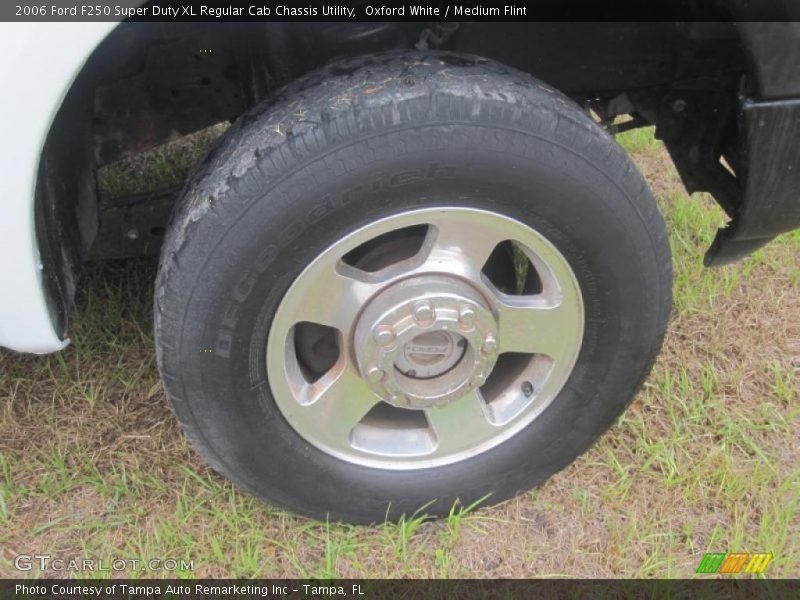 Oxford White / Medium Flint 2006 Ford F250 Super Duty XL Regular Cab Chassis Utility
