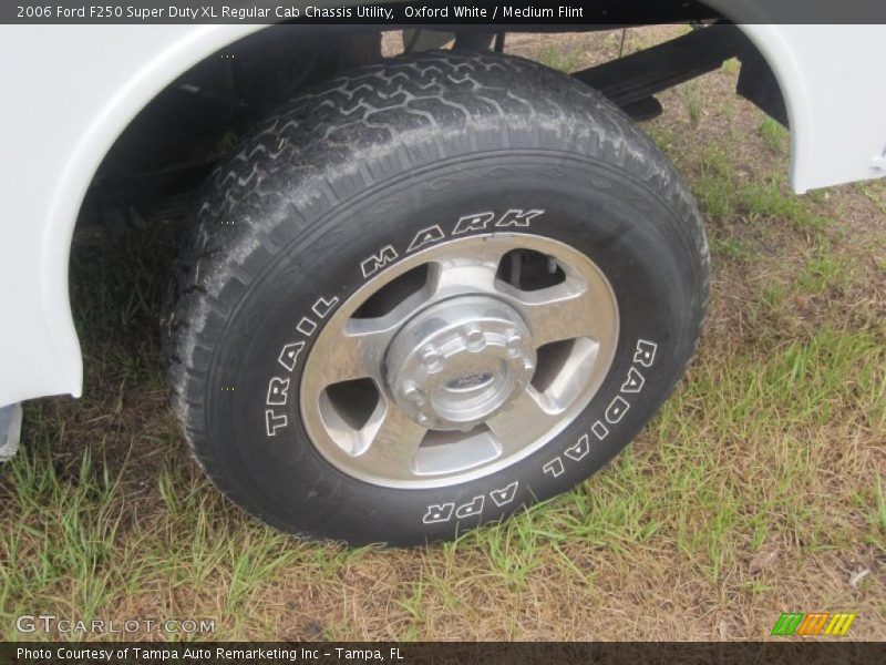 Oxford White / Medium Flint 2006 Ford F250 Super Duty XL Regular Cab Chassis Utility
