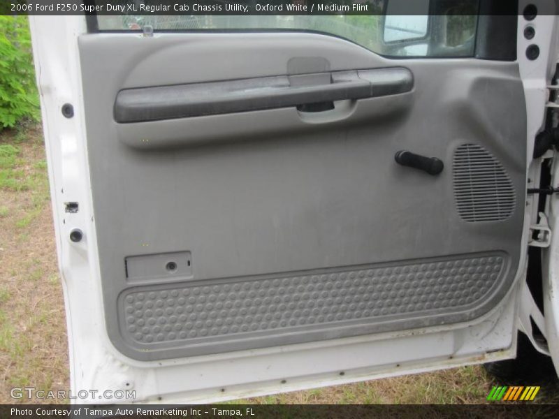 Oxford White / Medium Flint 2006 Ford F250 Super Duty XL Regular Cab Chassis Utility