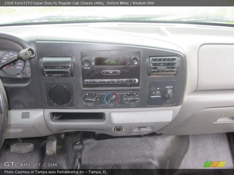 Oxford White / Medium Flint 2006 Ford F250 Super Duty XL Regular Cab Chassis Utility