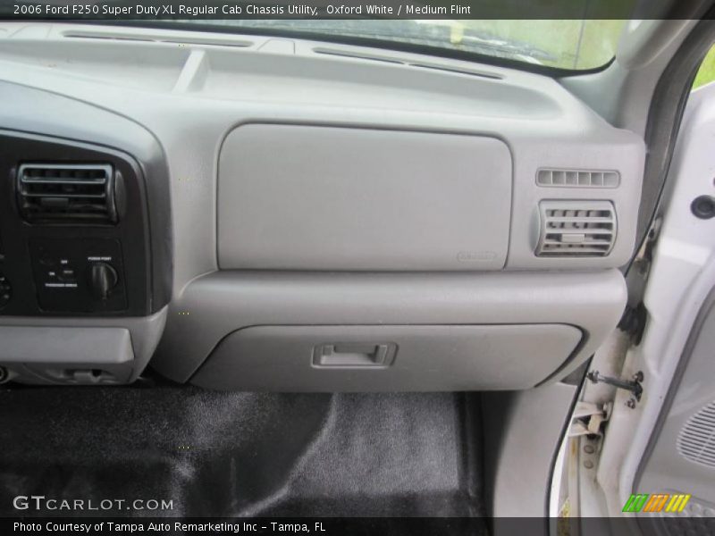 Oxford White / Medium Flint 2006 Ford F250 Super Duty XL Regular Cab Chassis Utility