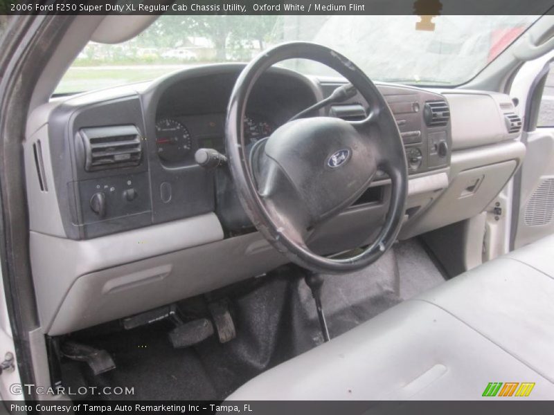 Oxford White / Medium Flint 2006 Ford F250 Super Duty XL Regular Cab Chassis Utility