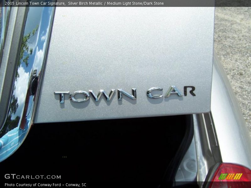 Silver Birch Metallic / Medium Light Stone/Dark Stone 2005 Lincoln Town Car Signature