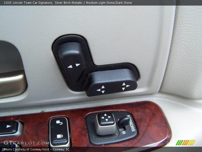 Silver Birch Metallic / Medium Light Stone/Dark Stone 2005 Lincoln Town Car Signature