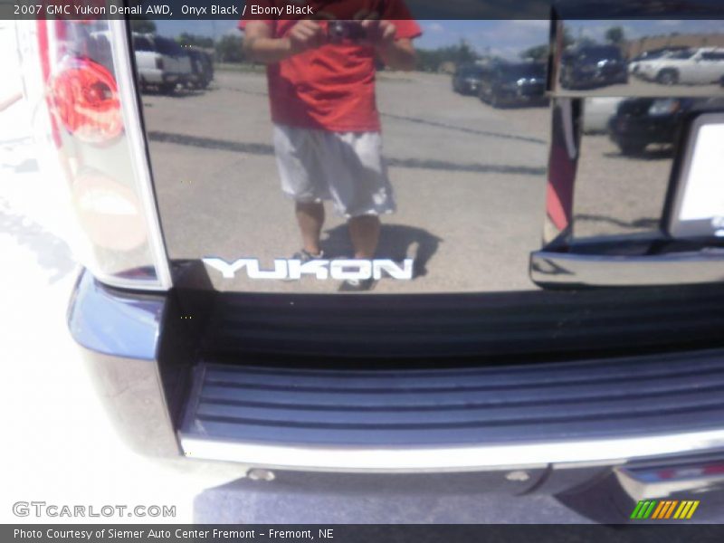 Onyx Black / Ebony Black 2007 GMC Yukon Denali AWD