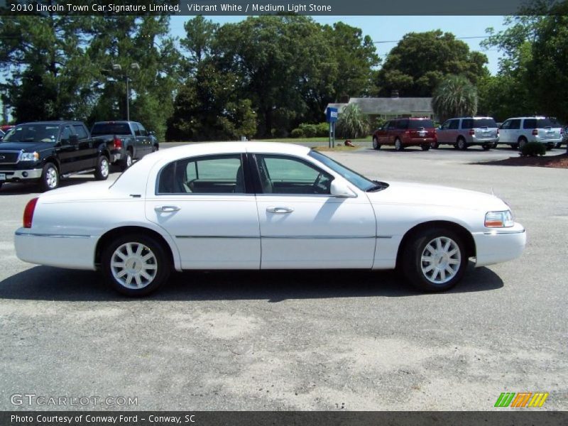 Vibrant White / Medium Light Stone 2010 Lincoln Town Car Signature Limited