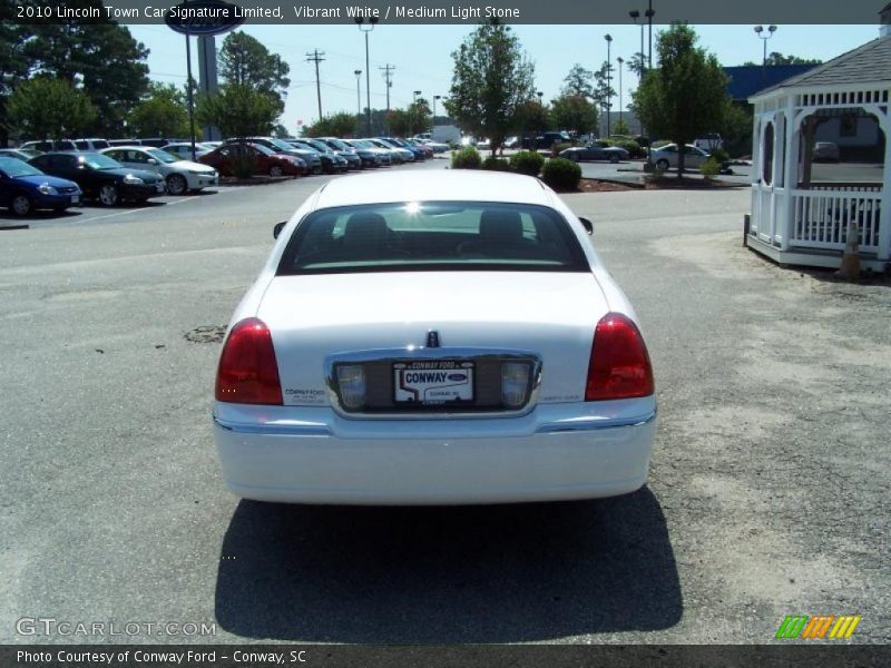Vibrant White / Medium Light Stone 2010 Lincoln Town Car Signature Limited