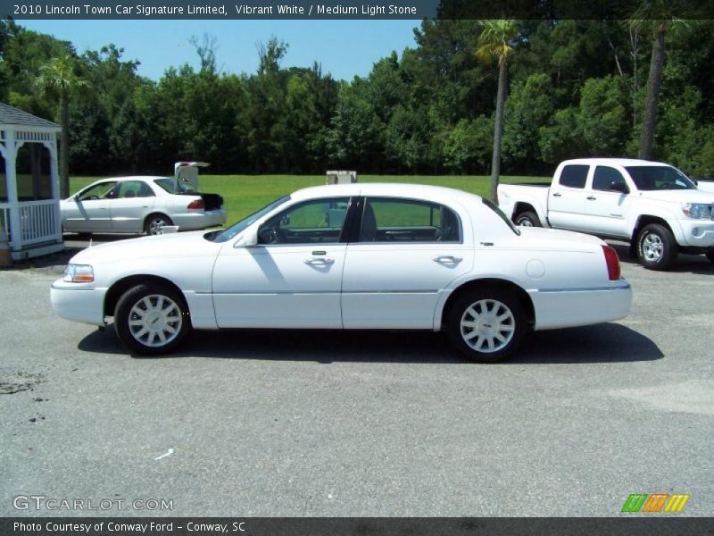 Vibrant White / Medium Light Stone 2010 Lincoln Town Car Signature Limited