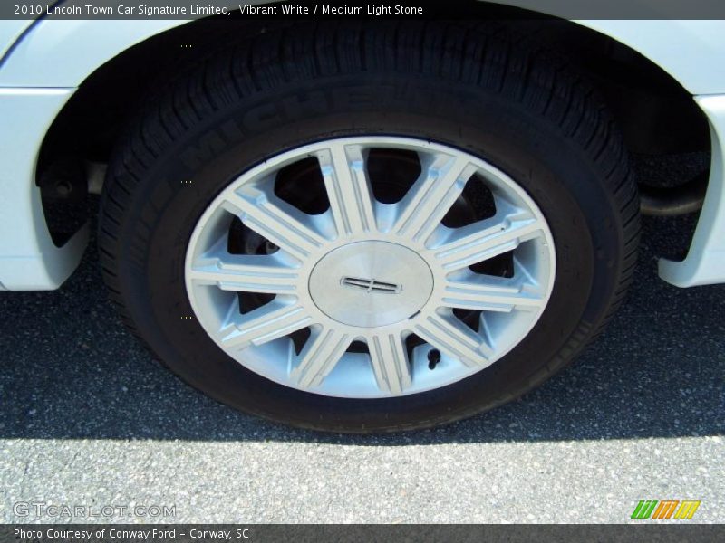 Vibrant White / Medium Light Stone 2010 Lincoln Town Car Signature Limited