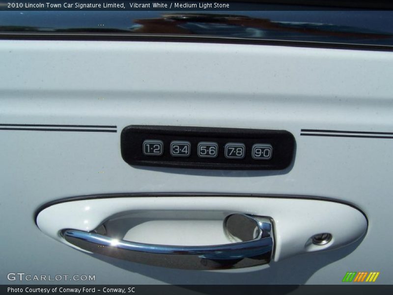 Vibrant White / Medium Light Stone 2010 Lincoln Town Car Signature Limited