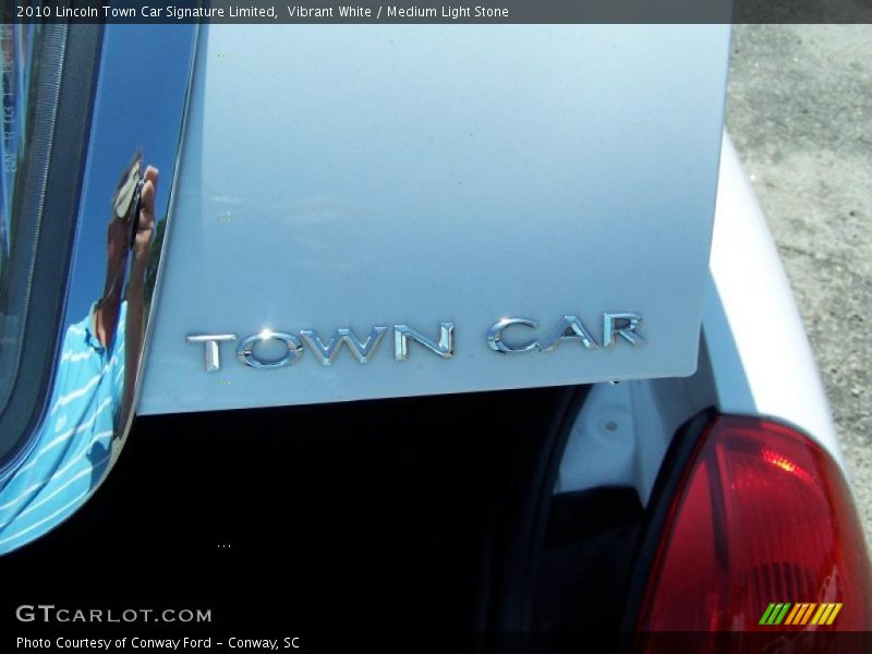 Vibrant White / Medium Light Stone 2010 Lincoln Town Car Signature Limited