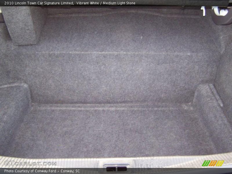 Vibrant White / Medium Light Stone 2010 Lincoln Town Car Signature Limited