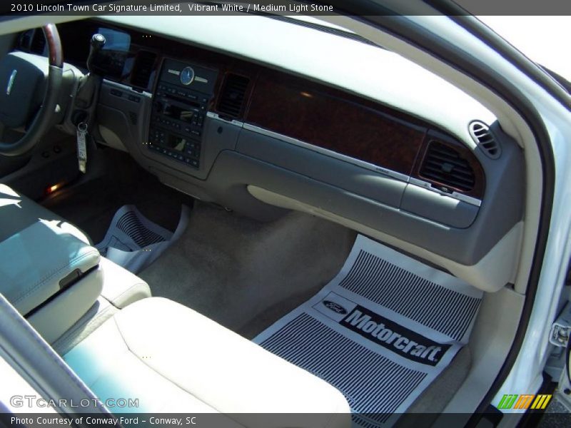 Vibrant White / Medium Light Stone 2010 Lincoln Town Car Signature Limited