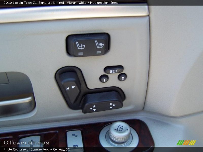 Vibrant White / Medium Light Stone 2010 Lincoln Town Car Signature Limited