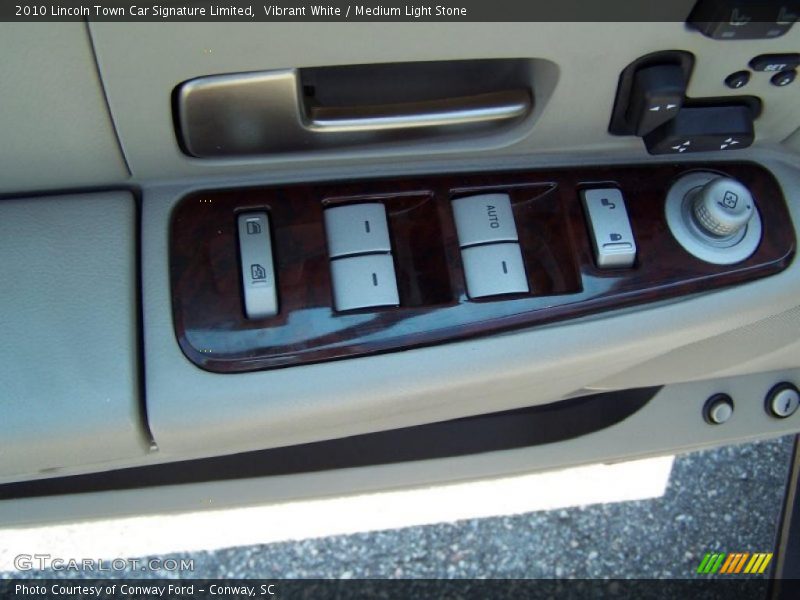 Vibrant White / Medium Light Stone 2010 Lincoln Town Car Signature Limited