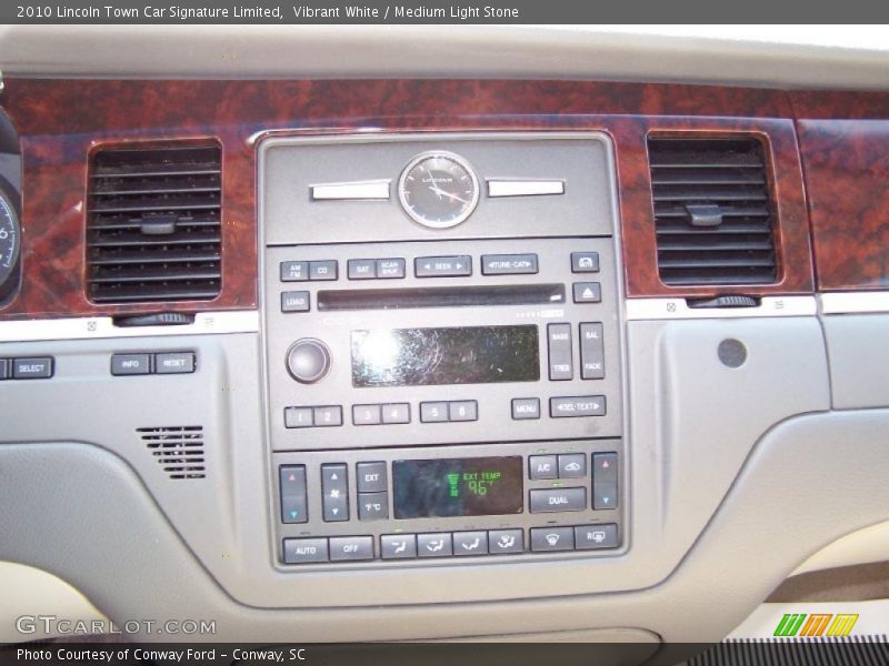 Vibrant White / Medium Light Stone 2010 Lincoln Town Car Signature Limited