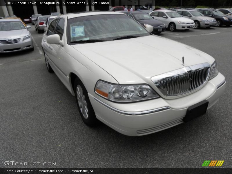 Vibrant White / Light Camel 2007 Lincoln Town Car Signature