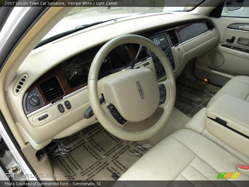 Vibrant White / Light Camel 2007 Lincoln Town Car Signature