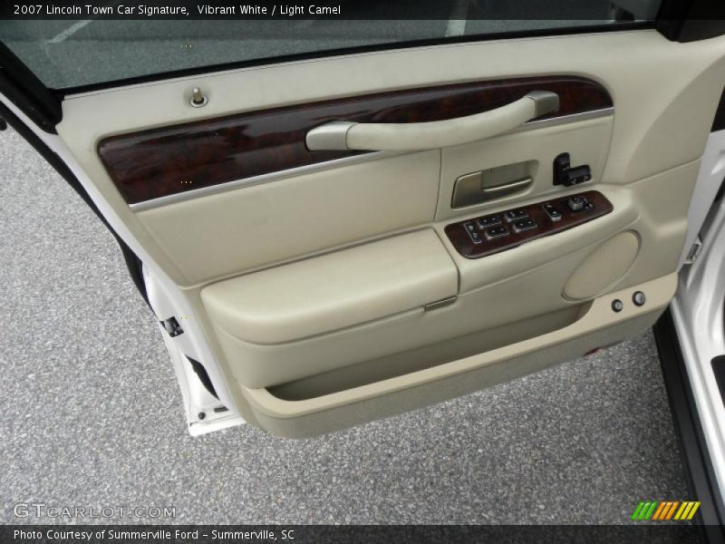 Vibrant White / Light Camel 2007 Lincoln Town Car Signature