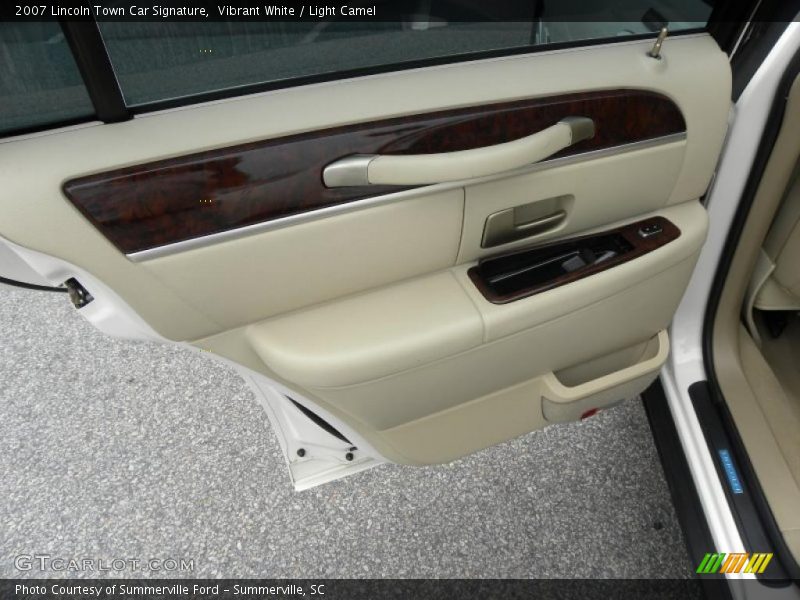 Vibrant White / Light Camel 2007 Lincoln Town Car Signature