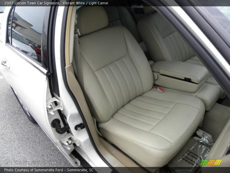 Vibrant White / Light Camel 2007 Lincoln Town Car Signature