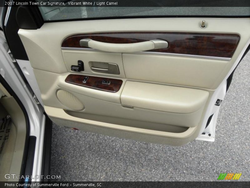 Vibrant White / Light Camel 2007 Lincoln Town Car Signature