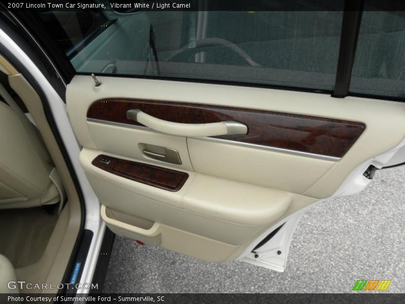 Vibrant White / Light Camel 2007 Lincoln Town Car Signature