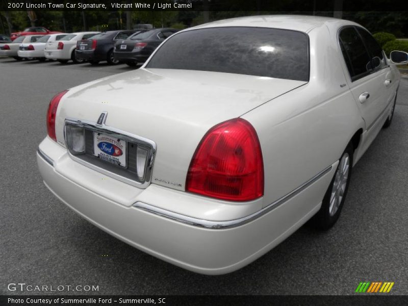 Vibrant White / Light Camel 2007 Lincoln Town Car Signature