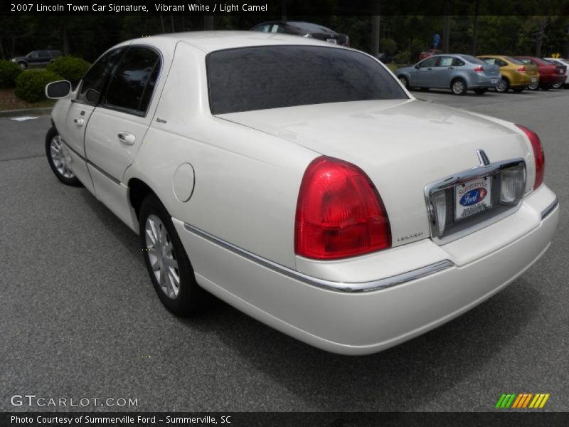 Vibrant White / Light Camel 2007 Lincoln Town Car Signature