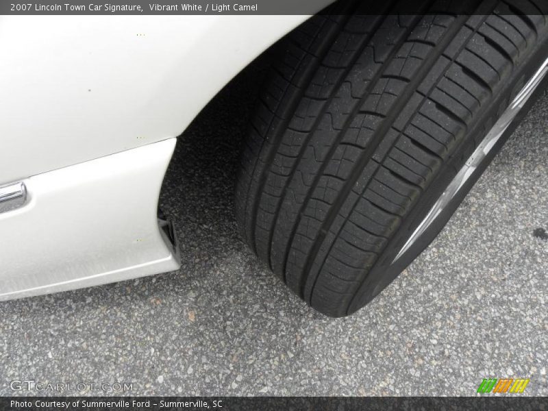 Vibrant White / Light Camel 2007 Lincoln Town Car Signature