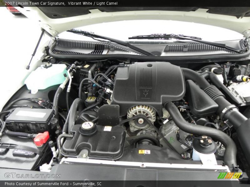 Vibrant White / Light Camel 2007 Lincoln Town Car Signature