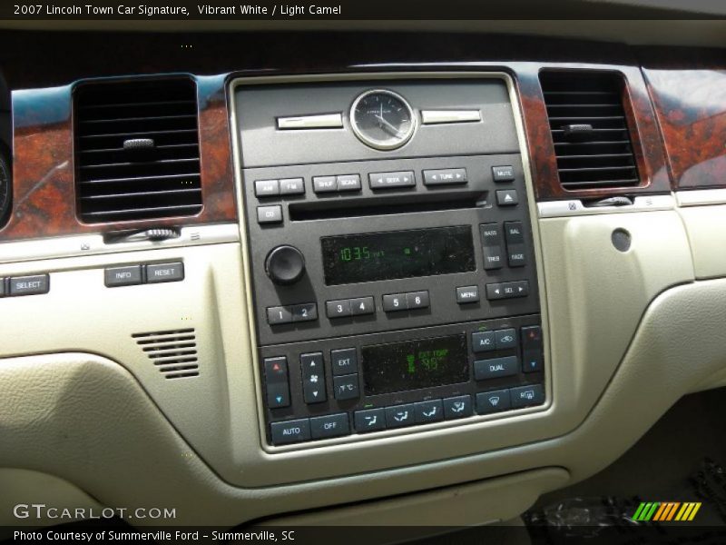 Vibrant White / Light Camel 2007 Lincoln Town Car Signature