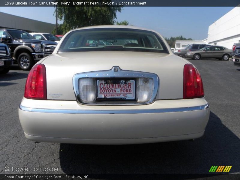 Ivory Parchment Pearl Tri-Coat / Light Parchment 1999 Lincoln Town Car Cartier