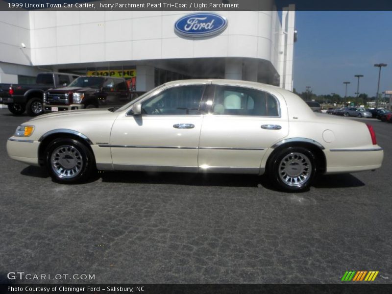 Ivory Parchment Pearl Tri-Coat / Light Parchment 1999 Lincoln Town Car Cartier