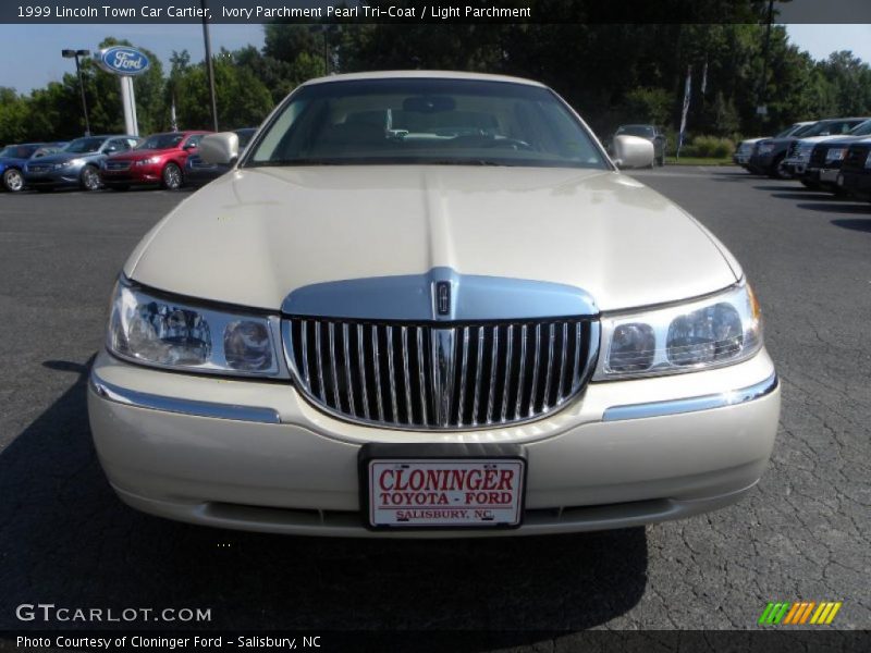 Ivory Parchment Pearl Tri-Coat / Light Parchment 1999 Lincoln Town Car Cartier