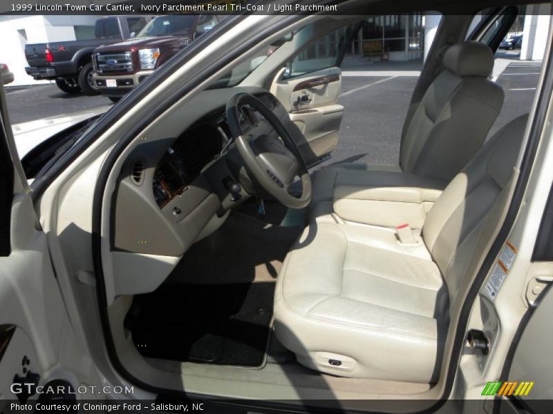 Ivory Parchment Pearl Tri-Coat / Light Parchment 1999 Lincoln Town Car Cartier