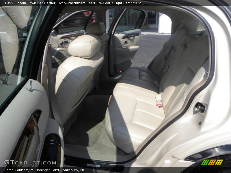 Ivory Parchment Pearl Tri-Coat / Light Parchment 1999 Lincoln Town Car Cartier