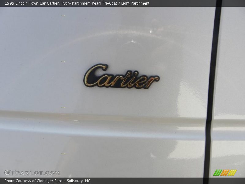 Ivory Parchment Pearl Tri-Coat / Light Parchment 1999 Lincoln Town Car Cartier
