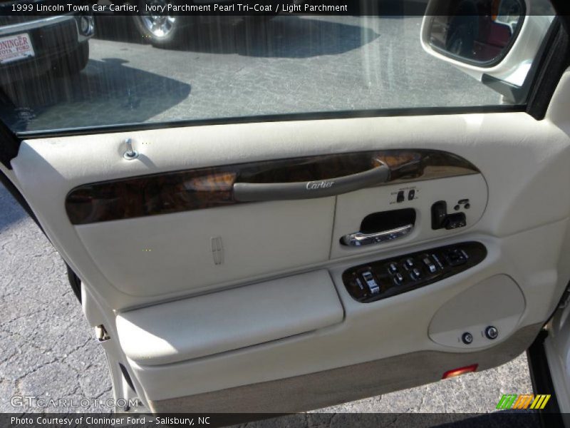 Ivory Parchment Pearl Tri-Coat / Light Parchment 1999 Lincoln Town Car Cartier