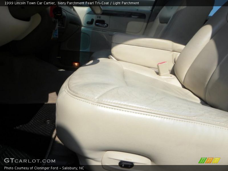 Ivory Parchment Pearl Tri-Coat / Light Parchment 1999 Lincoln Town Car Cartier