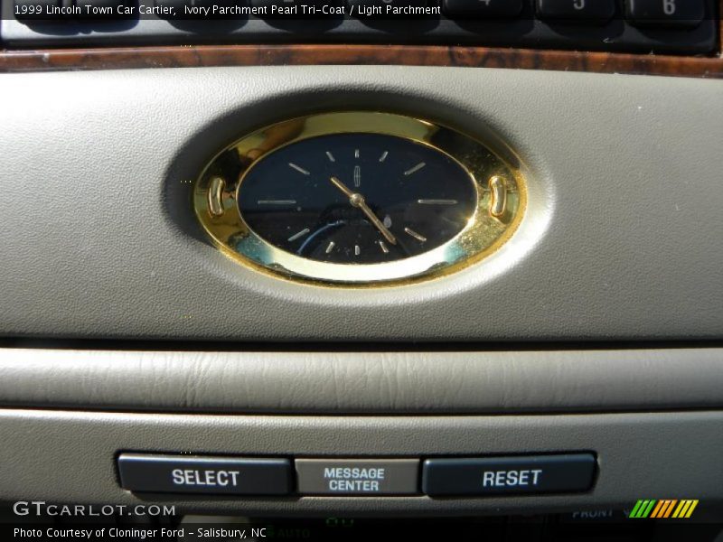 Ivory Parchment Pearl Tri-Coat / Light Parchment 1999 Lincoln Town Car Cartier