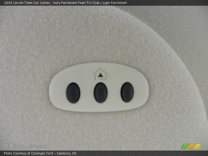 Ivory Parchment Pearl Tri-Coat / Light Parchment 1999 Lincoln Town Car Cartier