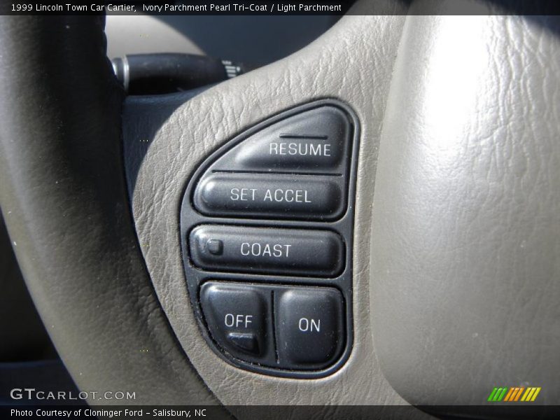 Ivory Parchment Pearl Tri-Coat / Light Parchment 1999 Lincoln Town Car Cartier