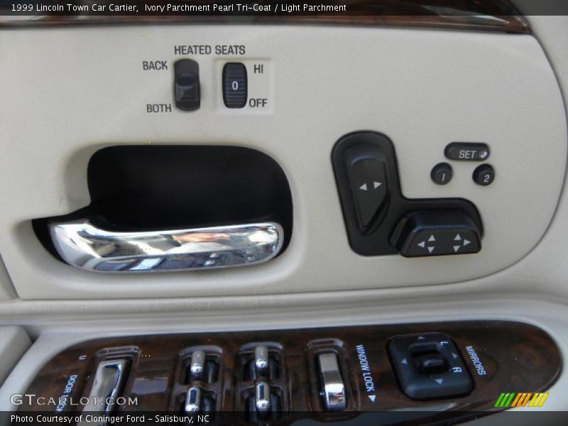 Ivory Parchment Pearl Tri-Coat / Light Parchment 1999 Lincoln Town Car Cartier