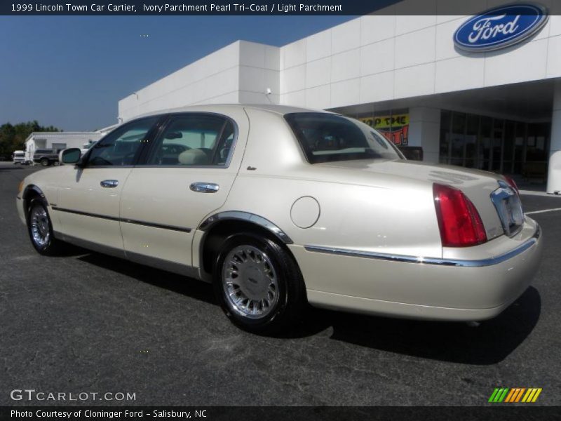 Ivory Parchment Pearl Tri-Coat / Light Parchment 1999 Lincoln Town Car Cartier