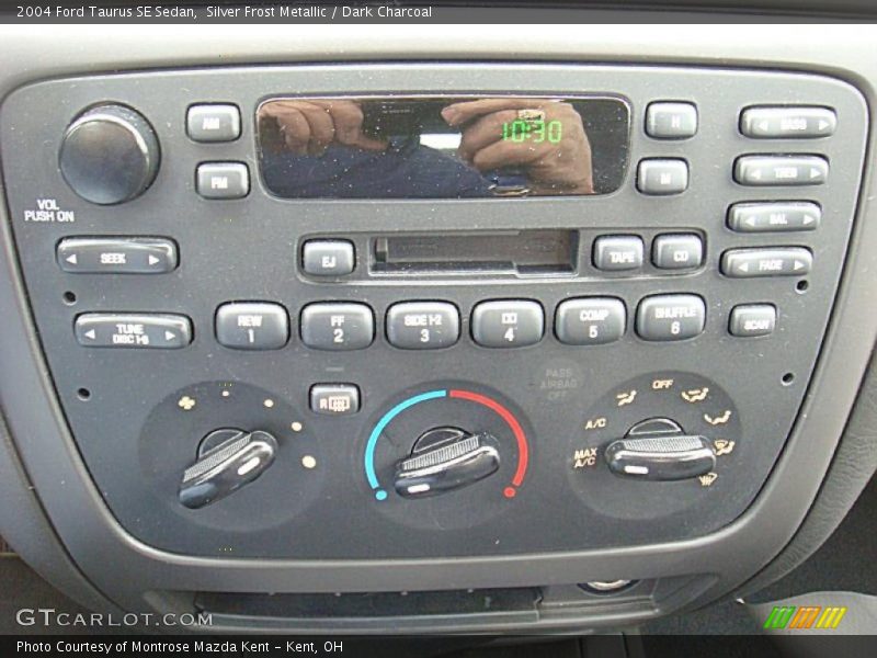 Silver Frost Metallic / Dark Charcoal 2004 Ford Taurus SE Sedan