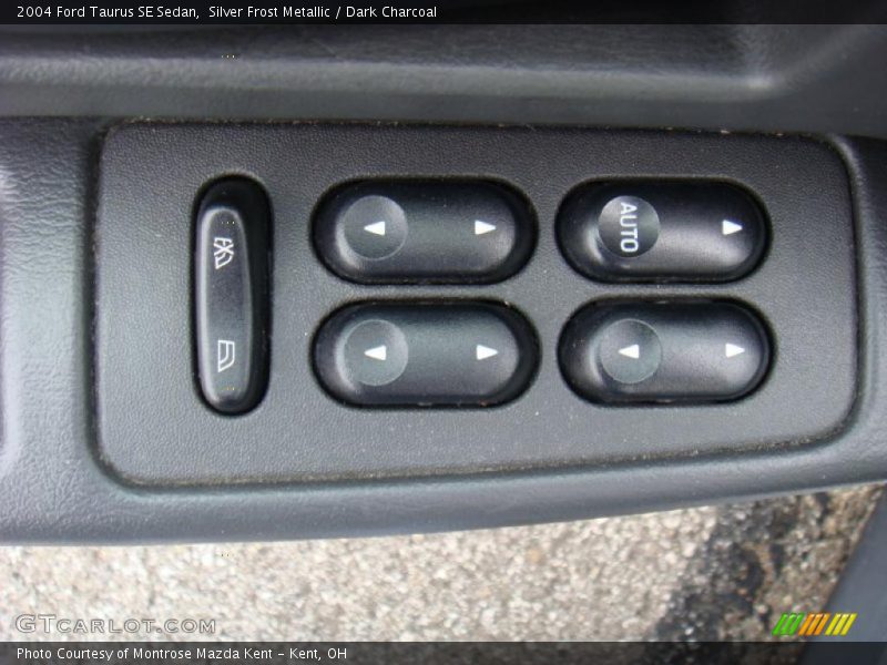 Silver Frost Metallic / Dark Charcoal 2004 Ford Taurus SE Sedan
